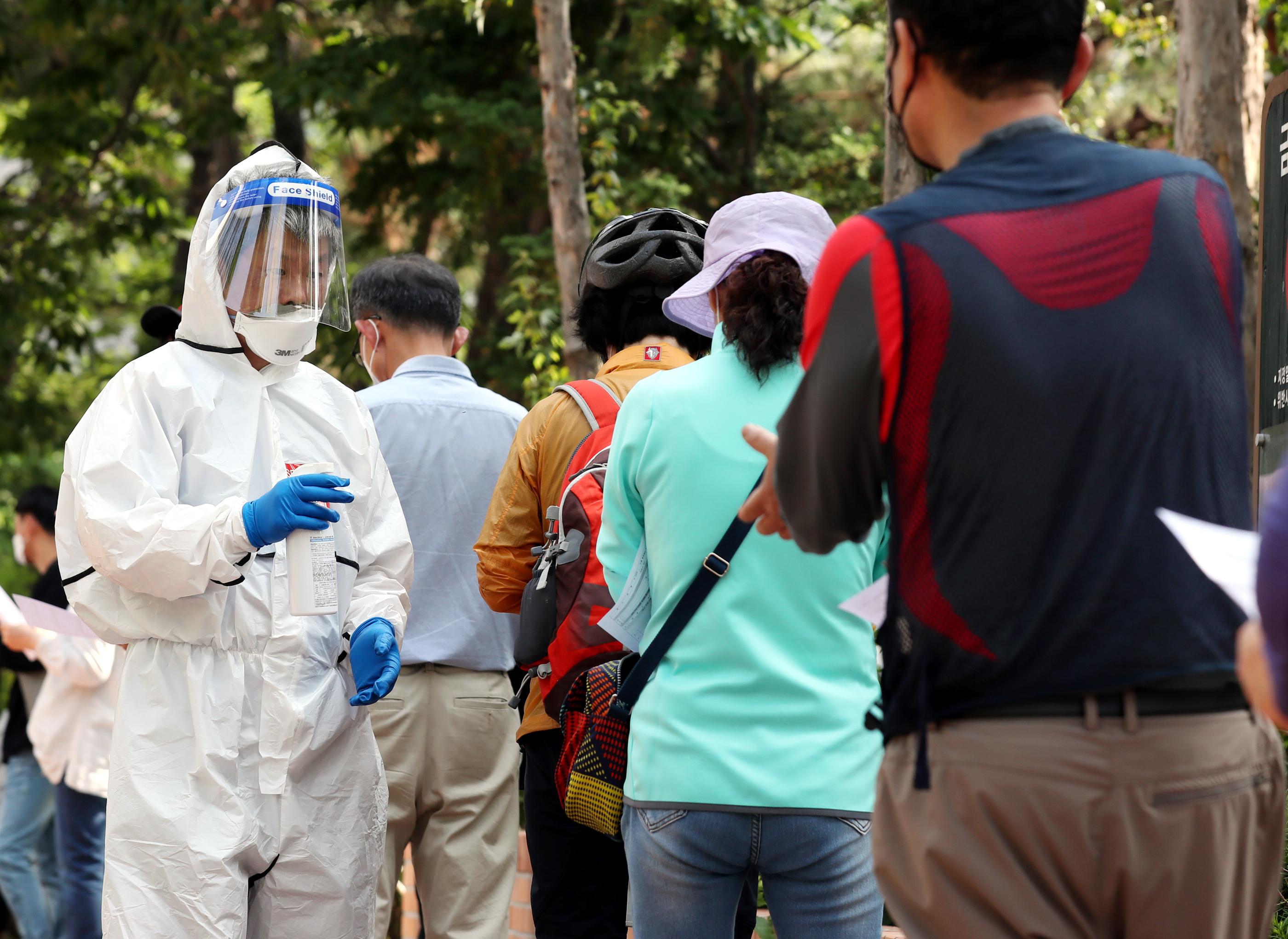 พบชายอายุ 50 ปี ผู้ติดเชื้อที่มีความเกี่ยวข้องกับโบสถ์ Sarang Jeli หนีออกจากโรงพยาบาลในจังหวัดคยองกีและไปนั่งที่ร้านกาแฟย่านชินชน!