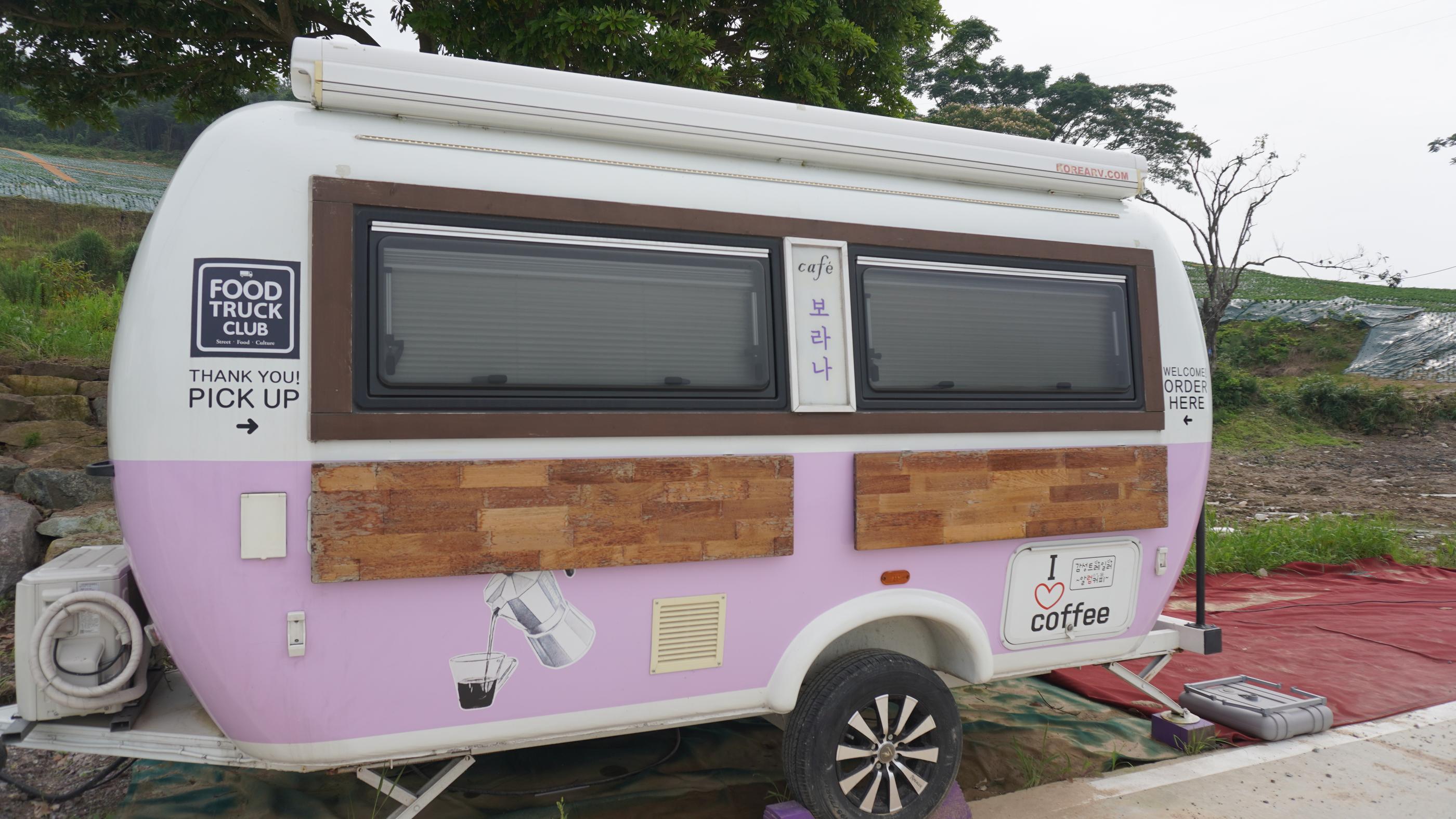 パープルアイランドの紫のカフェワゴン