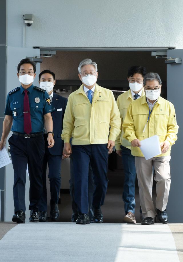 京畿道知事イ・ジェミョンと教育監イ・ジェジョン、警察庁長チェ・ヘヨンが水原市の京畿道庁で合同記者会見のために移動する様子