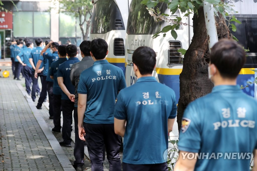 เจ้าหน้าที่ของกองละคร 15 คนจาก 39 คนเข้ารับการตรวจเชื้อ / รัฐบาลโซลสั่งห้ามชุมนุมมากกว่า 10 คน / คยองกีโด: ผลกระทบจากการชุมนุม