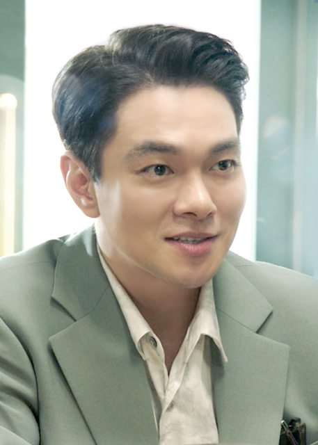 韩剧《前辈，那支口红不要涂》中由李奎翰饰演的角色李在云，穿着典雅西装的剧中形象，展现出角色的独特风格。