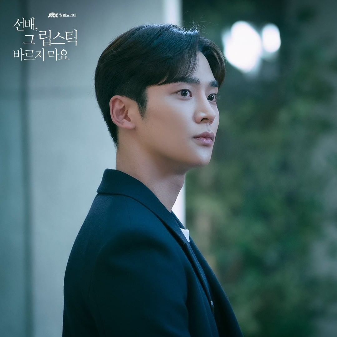 韩剧《前辈，那支口红不要涂》的现场拍摄照片，呈现出剧情中的重要场景及拍摄氛围。