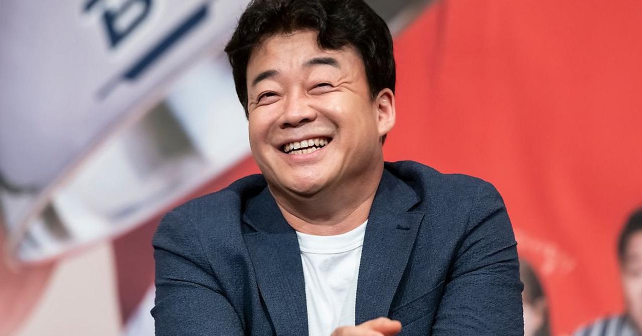 這是白種元先生的餐廳整理形象展示。白種元先生以其在韓國料理界中的敏鋭洞察力而聞名，在照片中演繹了餐廳的高端氛圍。