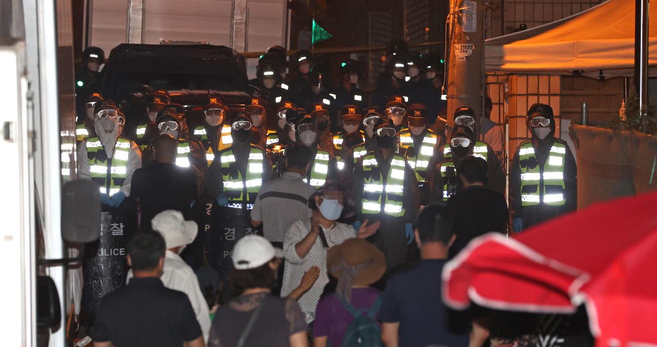 ผู้เชี่ยวชาญกล่าวว่า โบสถ์ในเกาหลีที่มีความเชื่อและวัฒนธรรมที่สุดโต่ง ประกอบกับการควมคุมที่หละหลวมของรัฐบาลทำให้ประเทศเกาหลีเกิดวิกฤตการแพร่ระบาดซ้ำแล้วซ้ำเล่า