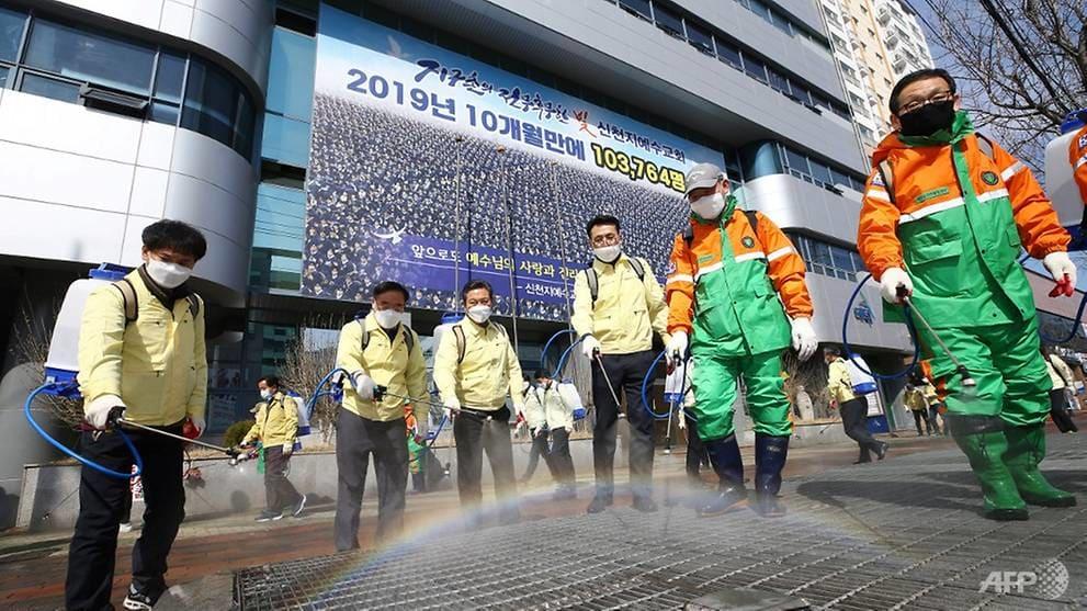 ผู้เชี่ยวชาญกล่าวว่า โบสถ์ในเกาหลีที่มีความเชื่อและวัฒนธรรมที่สุดโต่ง ประกอบกับการควมคุมที่หละหลวมของรัฐบาลทำให้ประเทศเกาหลีเกิดวิกฤตการแพร่ระบาดซ้ำแล้วซ้ำเล่า