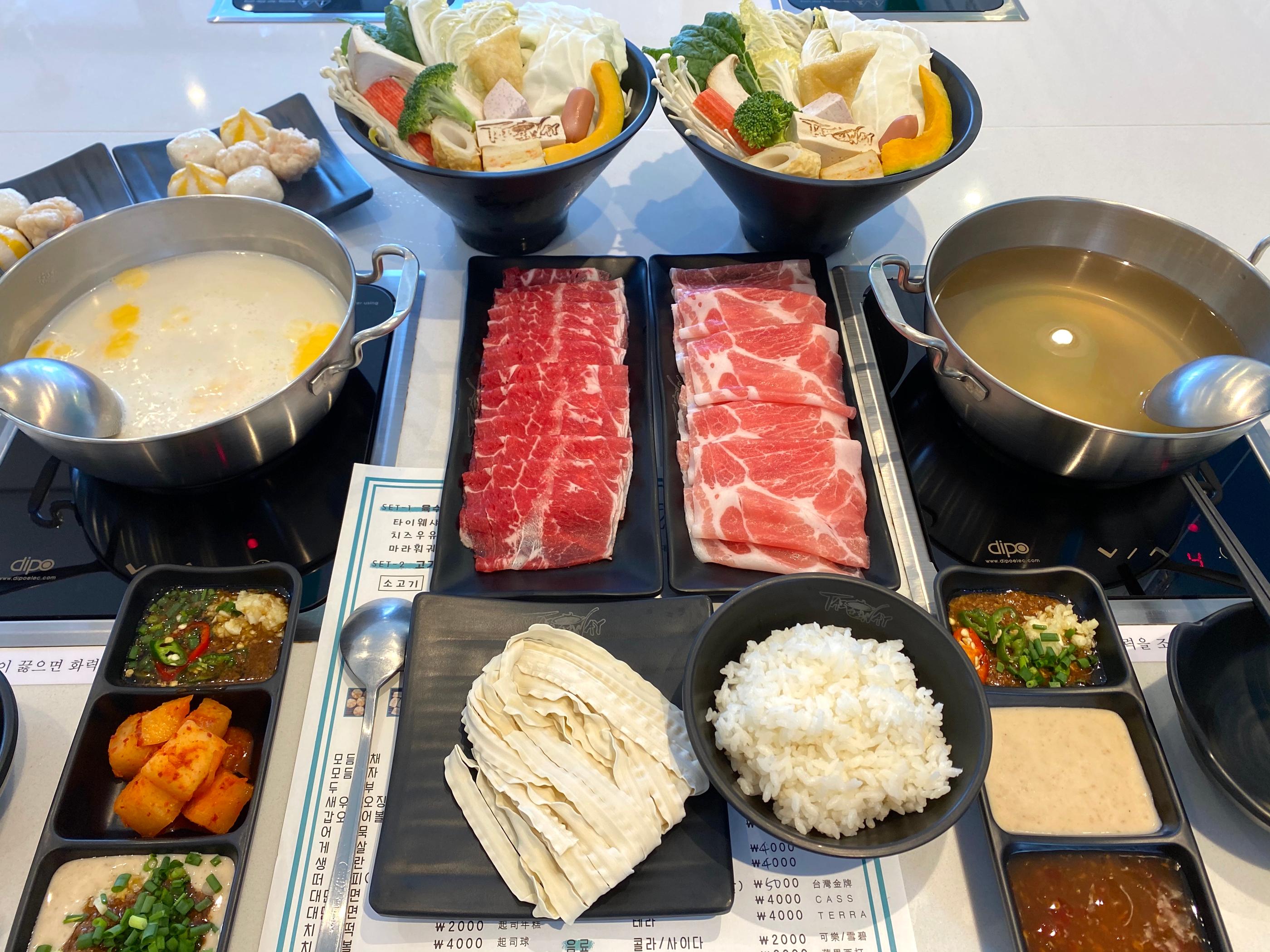 夾取薄片牛肉準備涮煮，搭配生辣椒與特製火鍋醬料，拍攝於火鍋桌面。