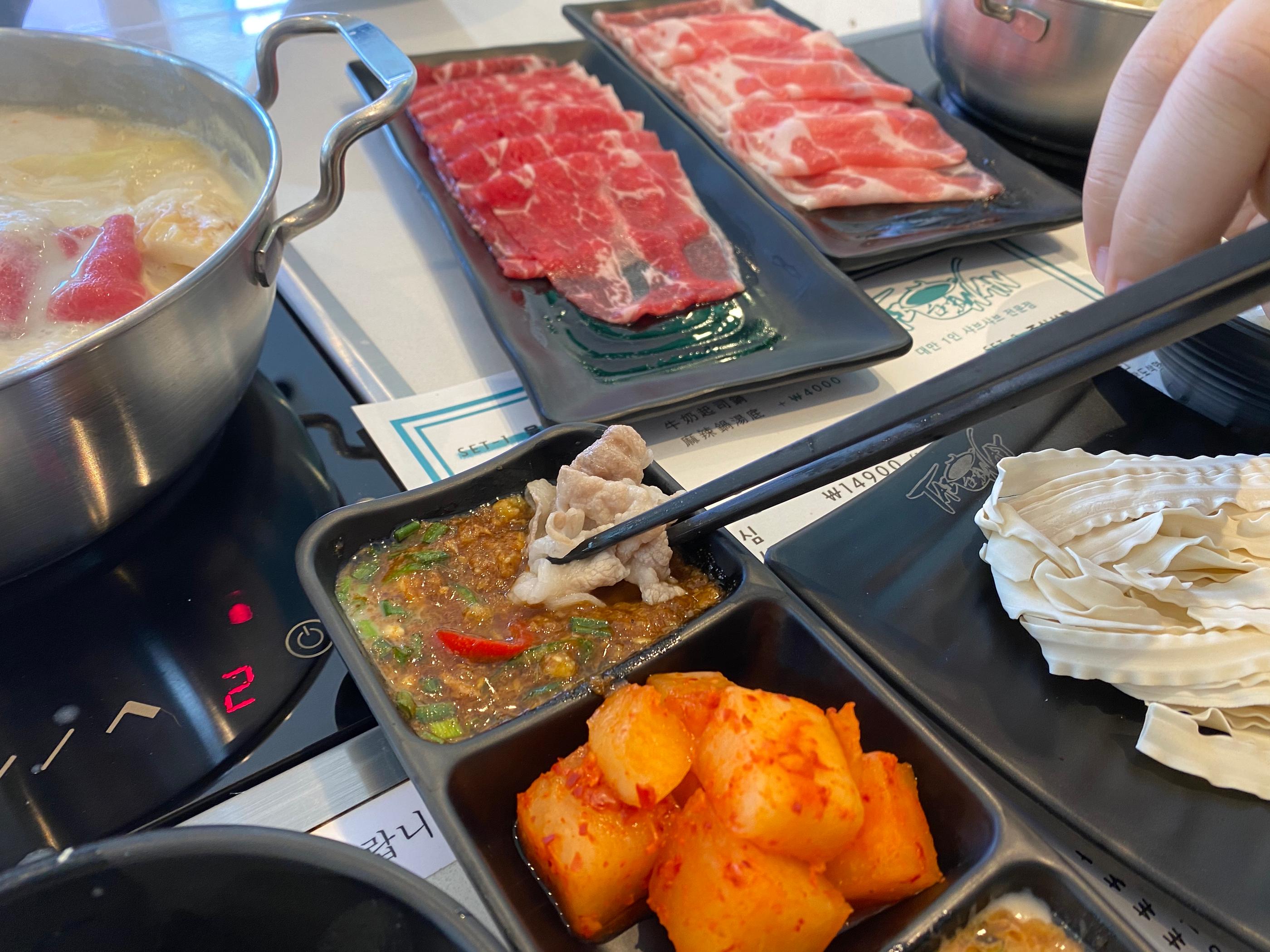 臺灣兩種不同口味的果汁飲料，紅芭樂混合果汁和芭樂飲料，設計色彩鮮豔。