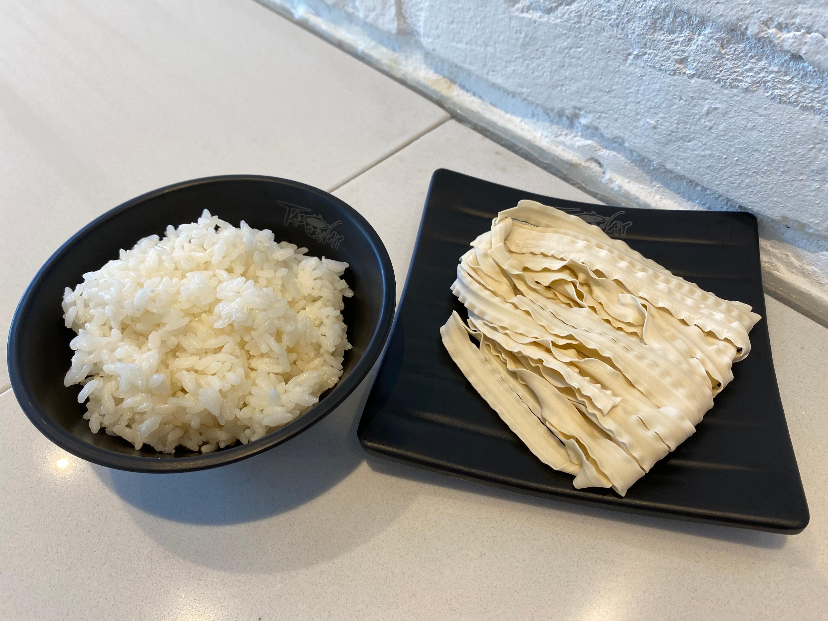 臺灣火鍋店中供應的主食飯和特製麵條，擺盤美觀。