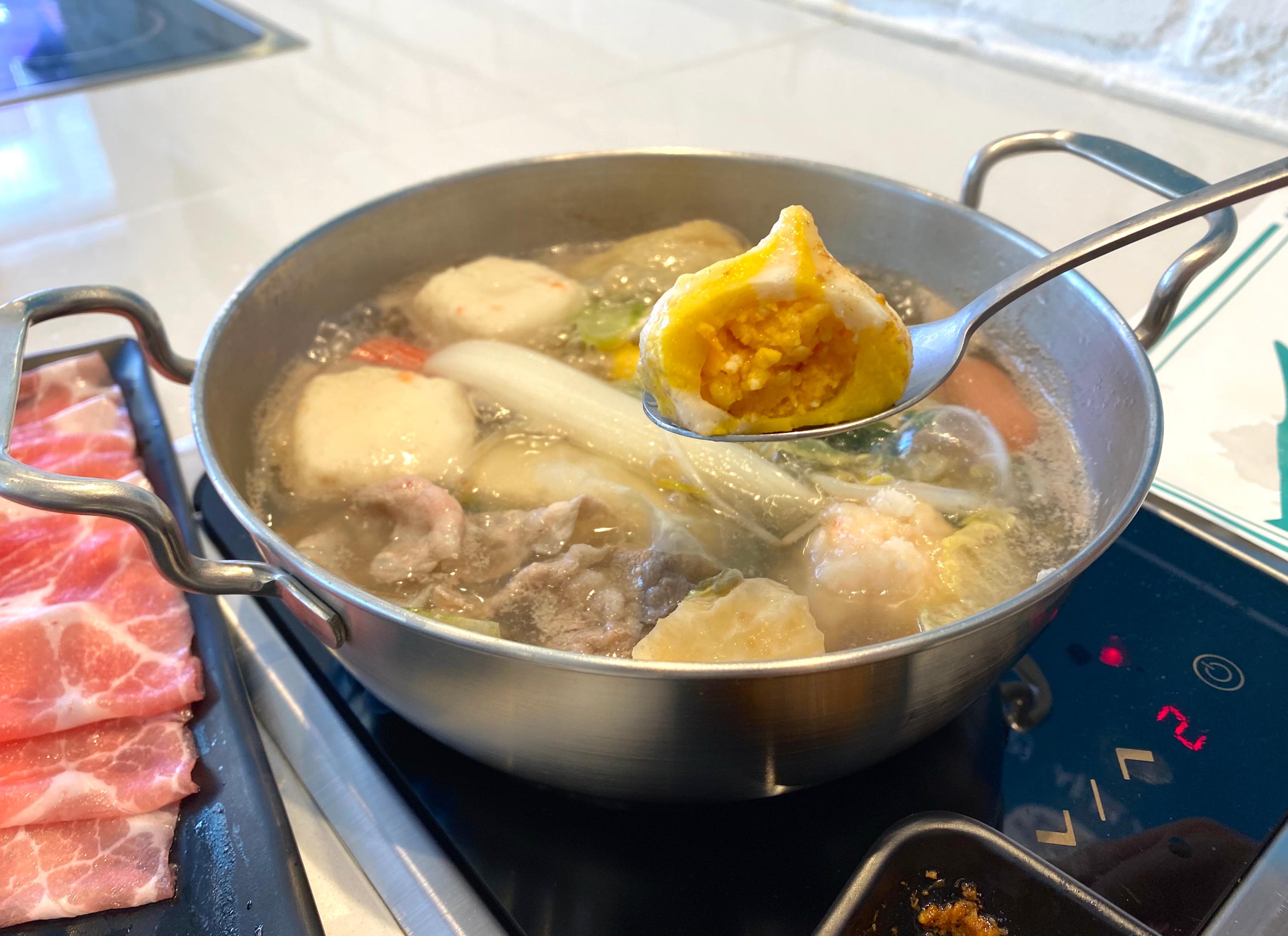 臺灣火鍋店份量豐富的魚丸與起司丸，中西合璧的風味小吃。