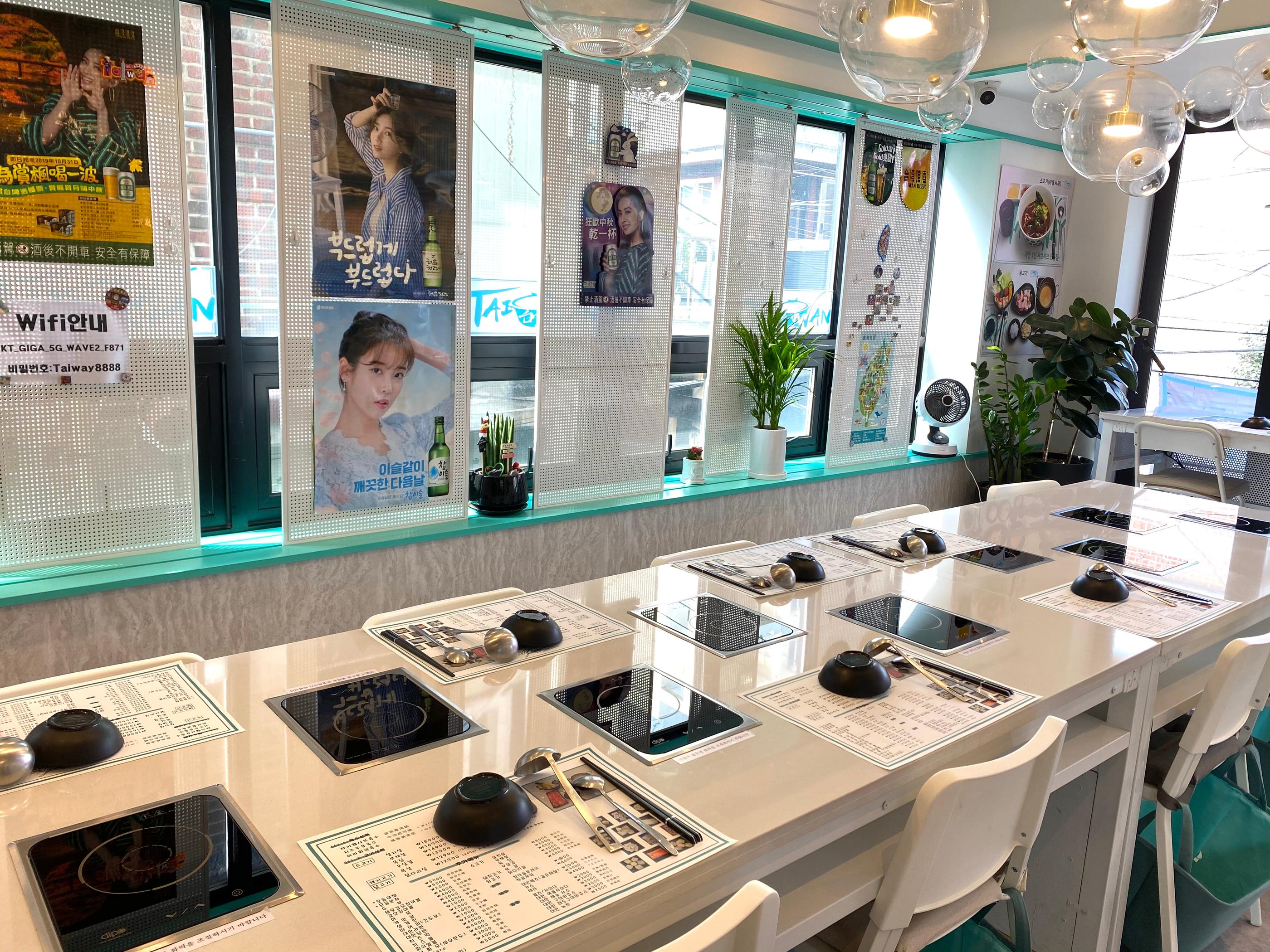 臺灣火鍋專賣店內部明亮的用餐區，現代而簡單的桌椅設置。