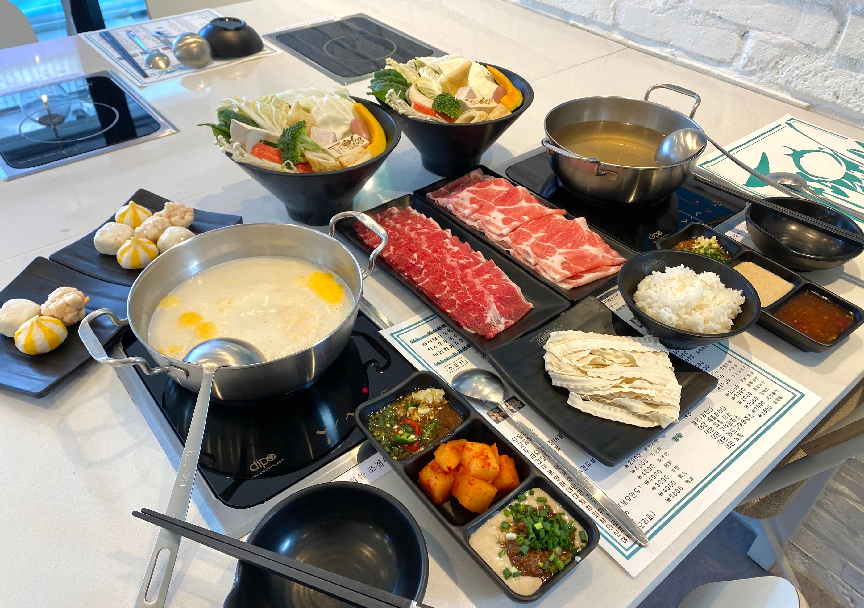 一鍋火鍋湯底中加入大量蔬菜，熱湯滾燙中展示美味誘人的畫面。