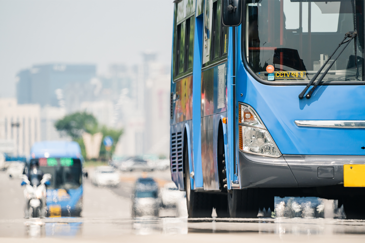 在韓國，巴士上下車都需要刷卡，而香港則不然，這已成為作者的習慣。