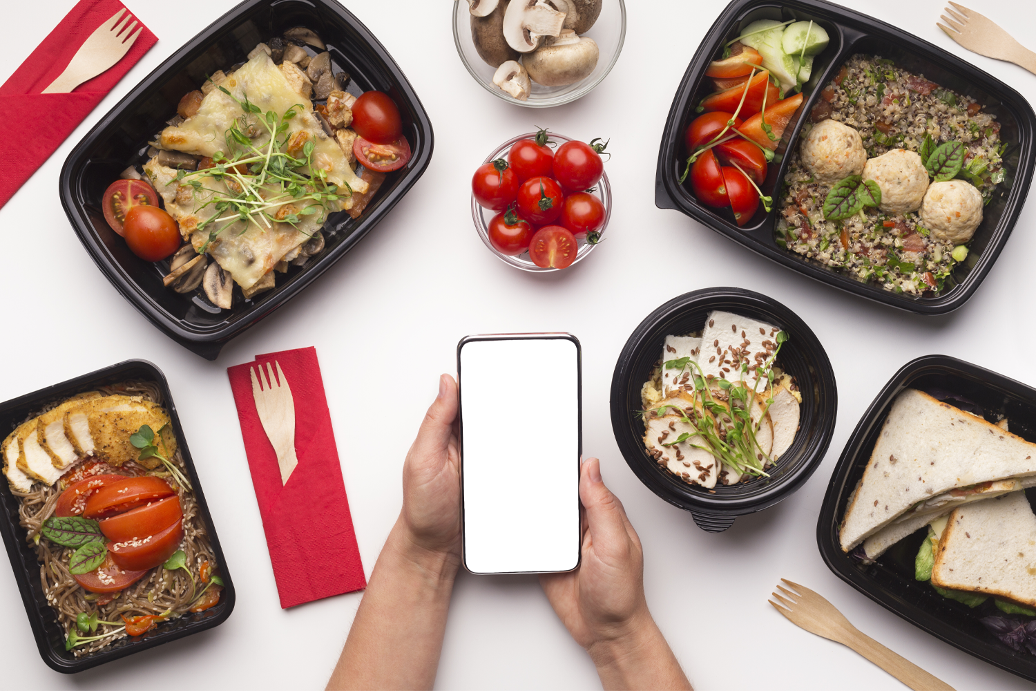 使用手機應用程式點擊夜宵外賣，在香港可能選擇較少，但仍可便捷點餐。