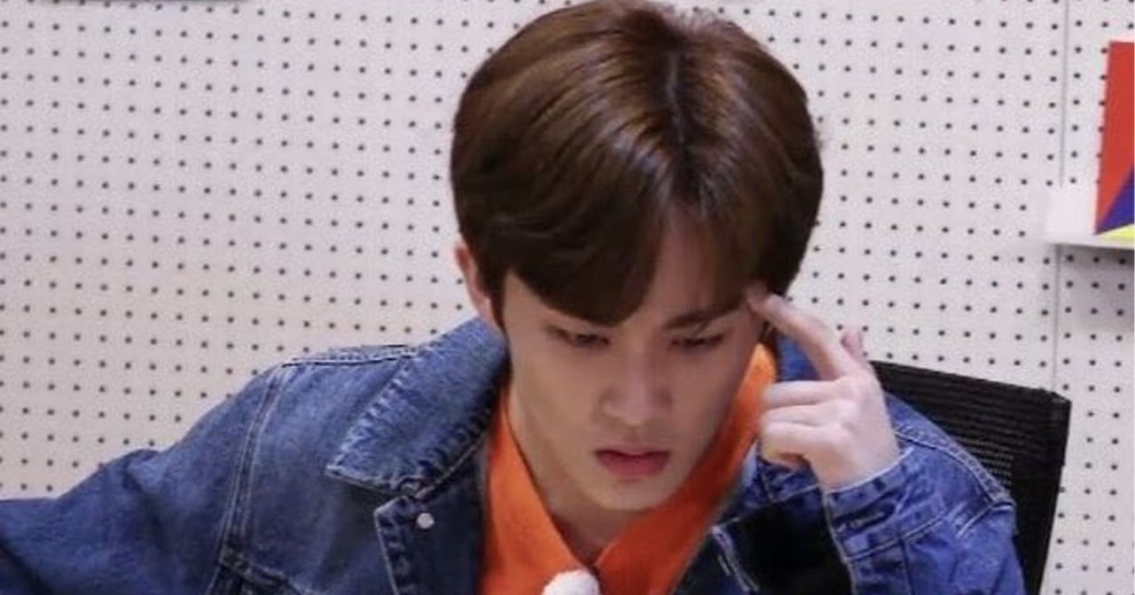 韓國男生談論與香港相關的內容，左上角有插畫裝飾，背景是白色格子牆。