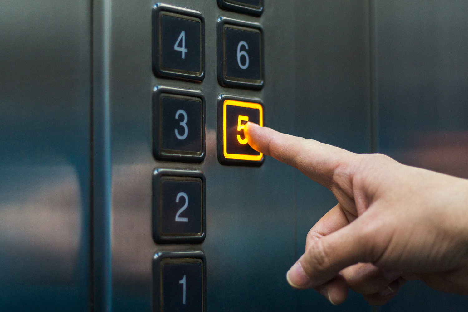 韓國一樓按鍵不設取消功能，作者習慣按錯樓層取消後再按正確樓層。