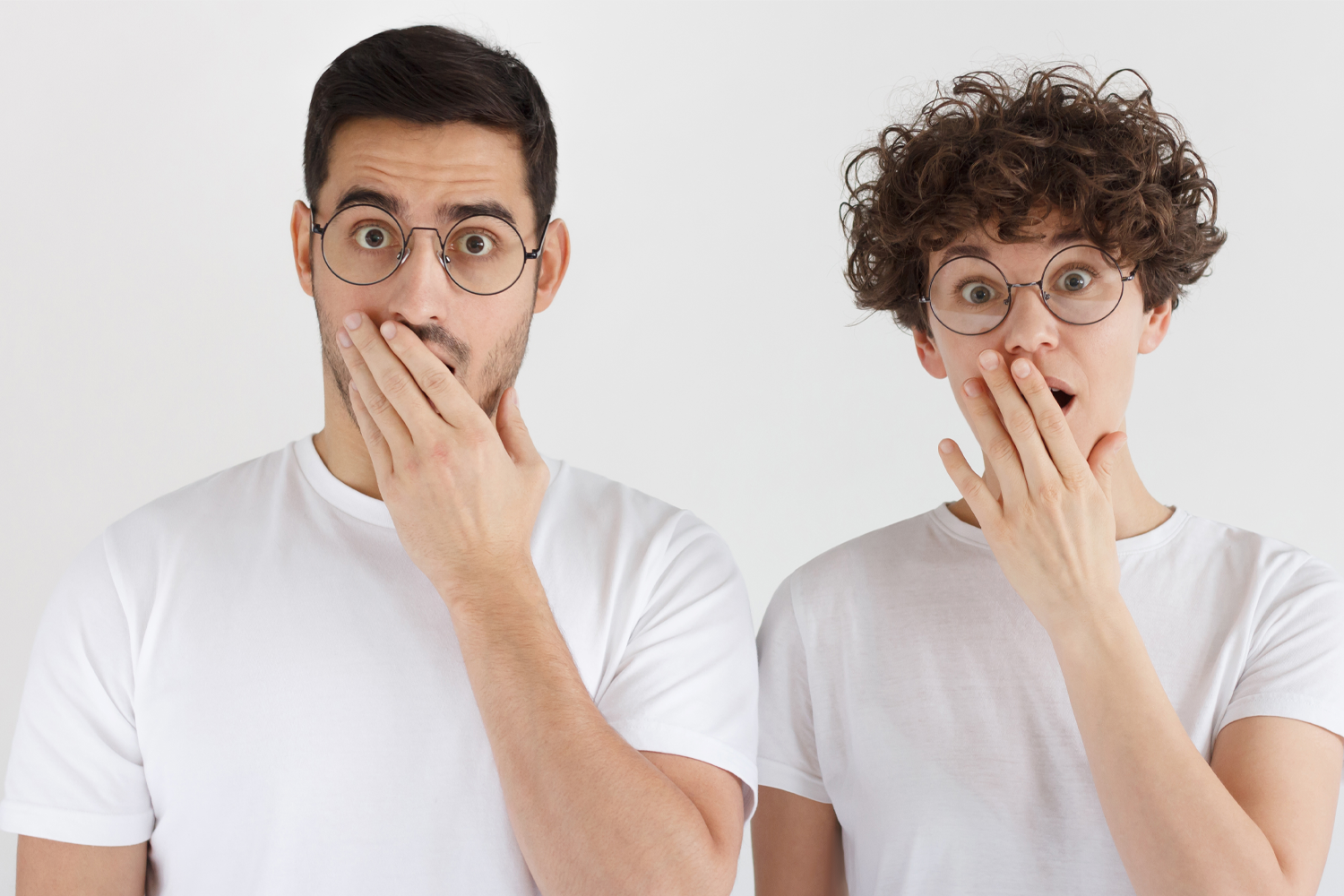 圖中兩位穿著白色上衣的人展示無意識説韓語的趣味情境。