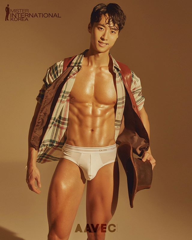 2020韩国先生选美参赛者Kim Yun Jae手握牛仔帽，骄傲展示他的健美身材。