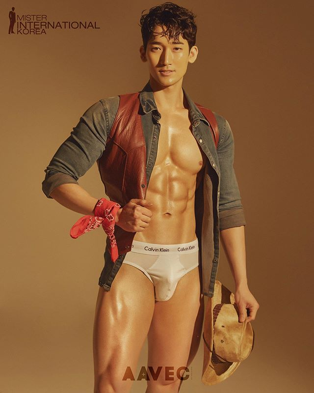 2020韩国先生选美参赛者Moon Seong Hun穿着牛仔服和白色内裤，展现肌肉的匀称和健美。