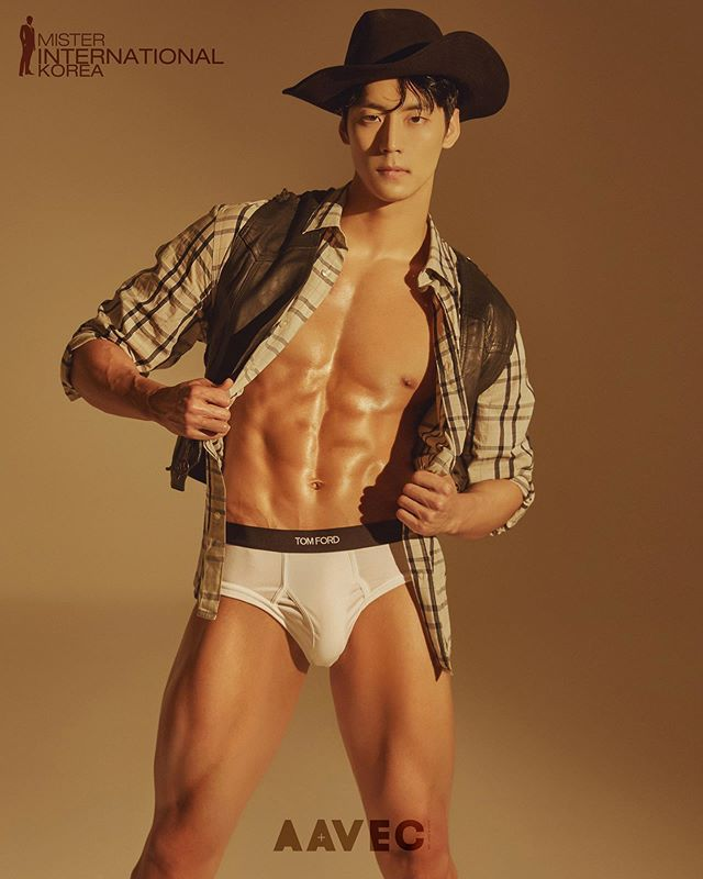 2020韩国先生选美参赛者Lee Gil Won展示他健美的体态，充满自信。