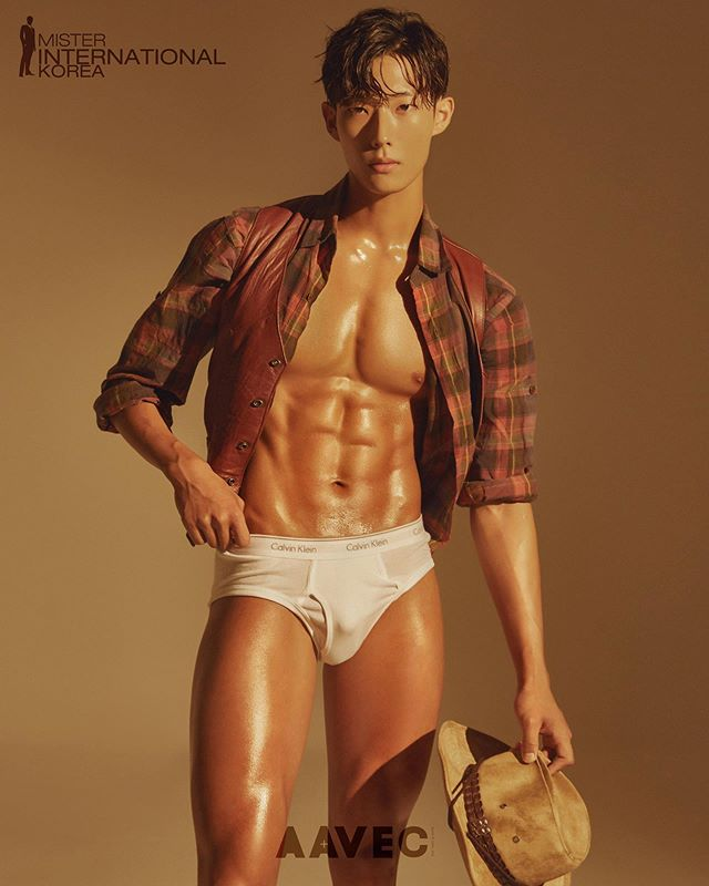 2020韩国先生选美参赛者Kang Ju Hyung展示他高大的身材和健美的肌肉群。