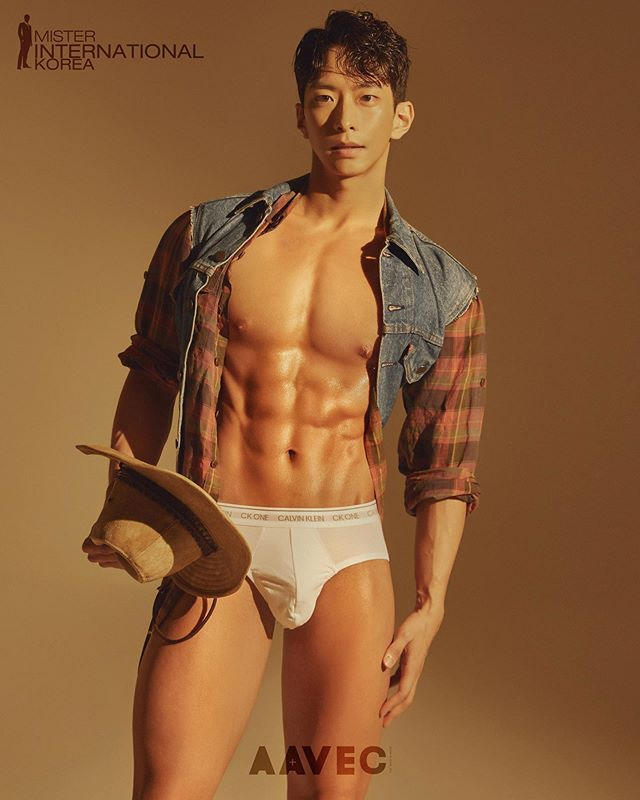 2020韩国先生选美参赛者Moon Byung Cheol穿着牛仔服和白色内裤，展示健美身材。