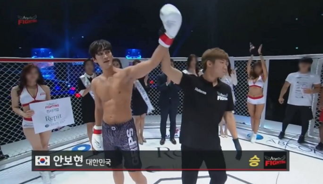 アン・ボヒョンがボクシングスタジオでトレーニングしている様子