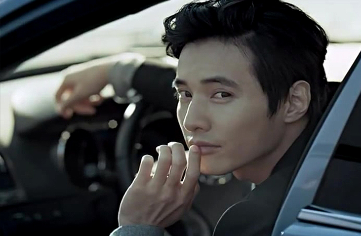 車に乗っているウォンビン