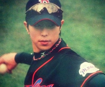 ユン・ヒョンミンが野球場でプレーしている様子