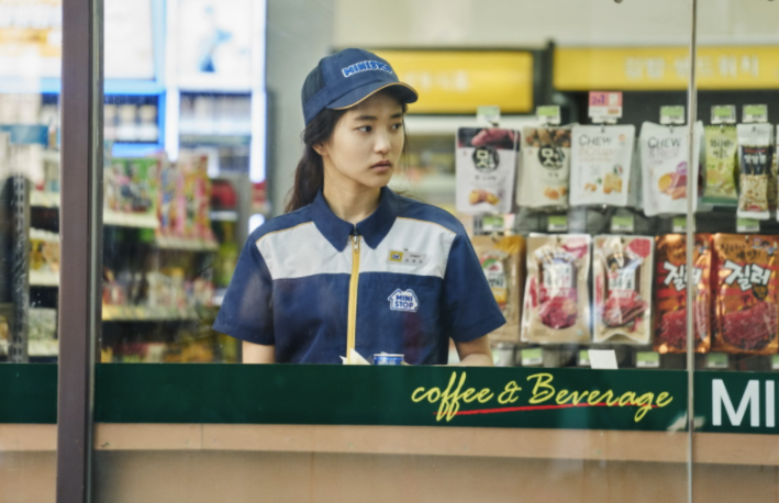 コンビニで仕事をするキム・テリ
