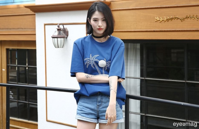 カジュアルな服装で立っているハン・ソヒ