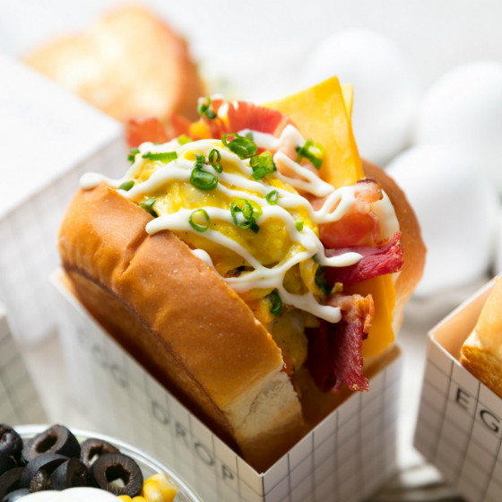 エッグドロップ サンドイッチ メニュー、ベーコンダブルチーズ スクランブルエッグとチェダーチーズ