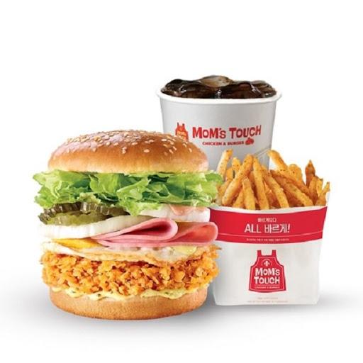 韓国のMom's Touchのインクレディブルバーガーセット。ボリュームたっぷりのダブルパティバーガー、フライドポテト、飲み物付き。韓国の新しい食体験に最適です。