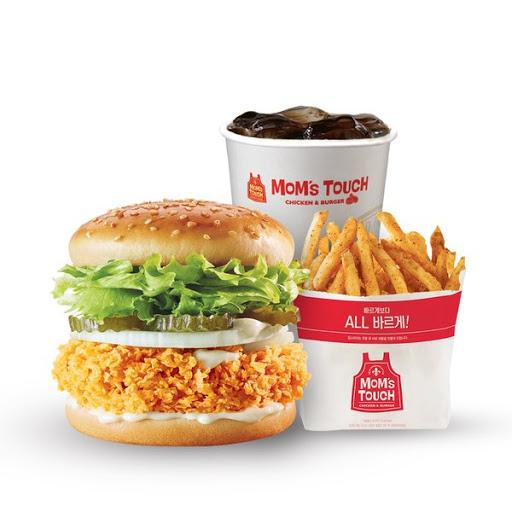 韓国のMom's Touchのサイバーガーセット。サクサクのバンズとフライドポテト、爽やかなドリンクのセット。韓国で人気のバーガーブランドの一例です。