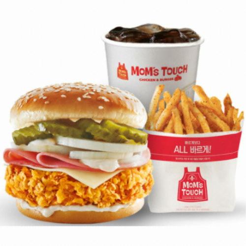Mom's Touchのホワイトガーリックバーガーセット。クリーミーなホワイトガーリックソースが特徴的なバーガーとフライドポテト、爽快なドリンクの組み合わせです。