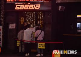 ด้านหน้าของคลับ Gabbia ในฮงแด ประเทศเกาหลี พร้อมด้วยนักท่องที่ยืนอยู่ด้านนอกทางเข้า