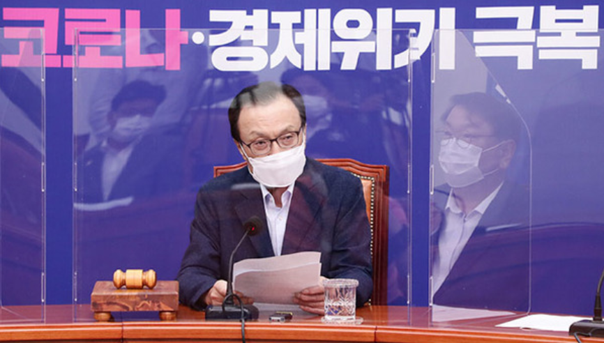 韓国の政治家が議会で新型コロナウイルスと経済危機について話し合う様子