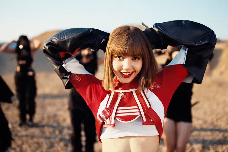 Lisa扮演出獨特炫酷的造型，背景是一片沙漠，顯示出強烈的個人魅力