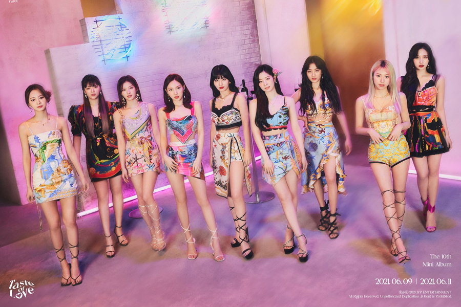 Las integrantes del grupo de K-pop TWICE promocionando su décimo mini álbum con vestuarios de colores vibrantes durante el lanzamiento de 'Alcohol-Free' en 2021.