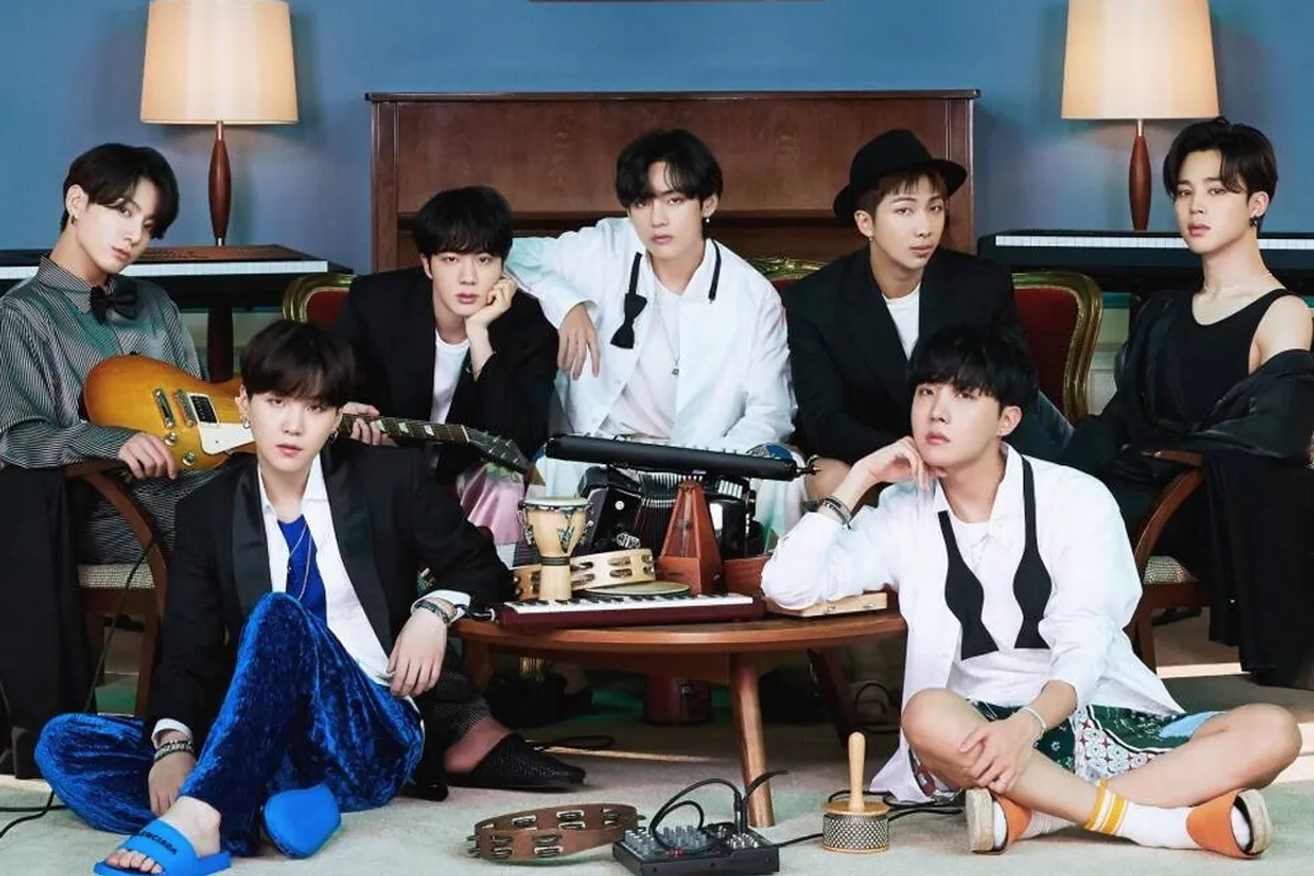 防彈少年團（BTS）在充滿復古風格的室內場景中合影，展現出休閒平和的氛圍
