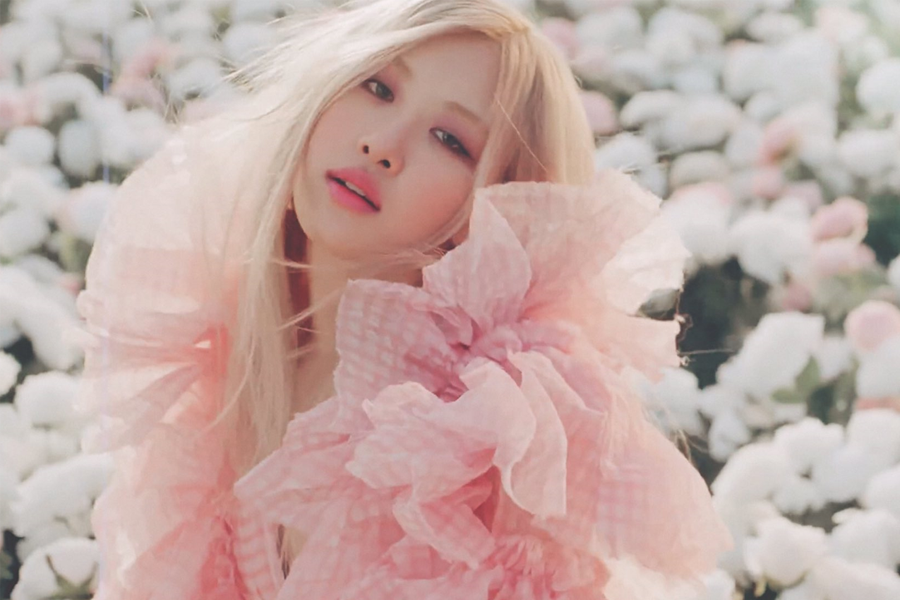 ROSÉ在花卉背景中，穿著柔粉色的華麗服裝，表現出柔美和夢幻的氛圍