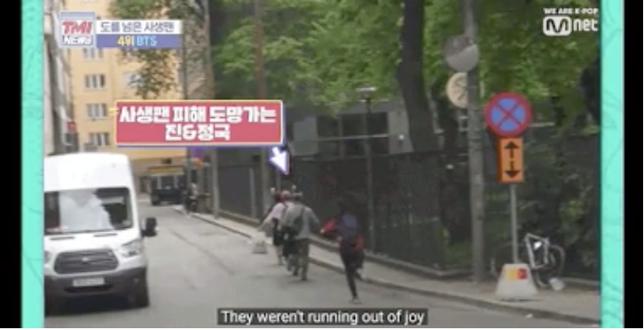 ข้อความบนหน้าจอในรายการโทรทัศน์เกี่ยวกับซาแซงที่ตามติดไอดอลถึงห้องนอน