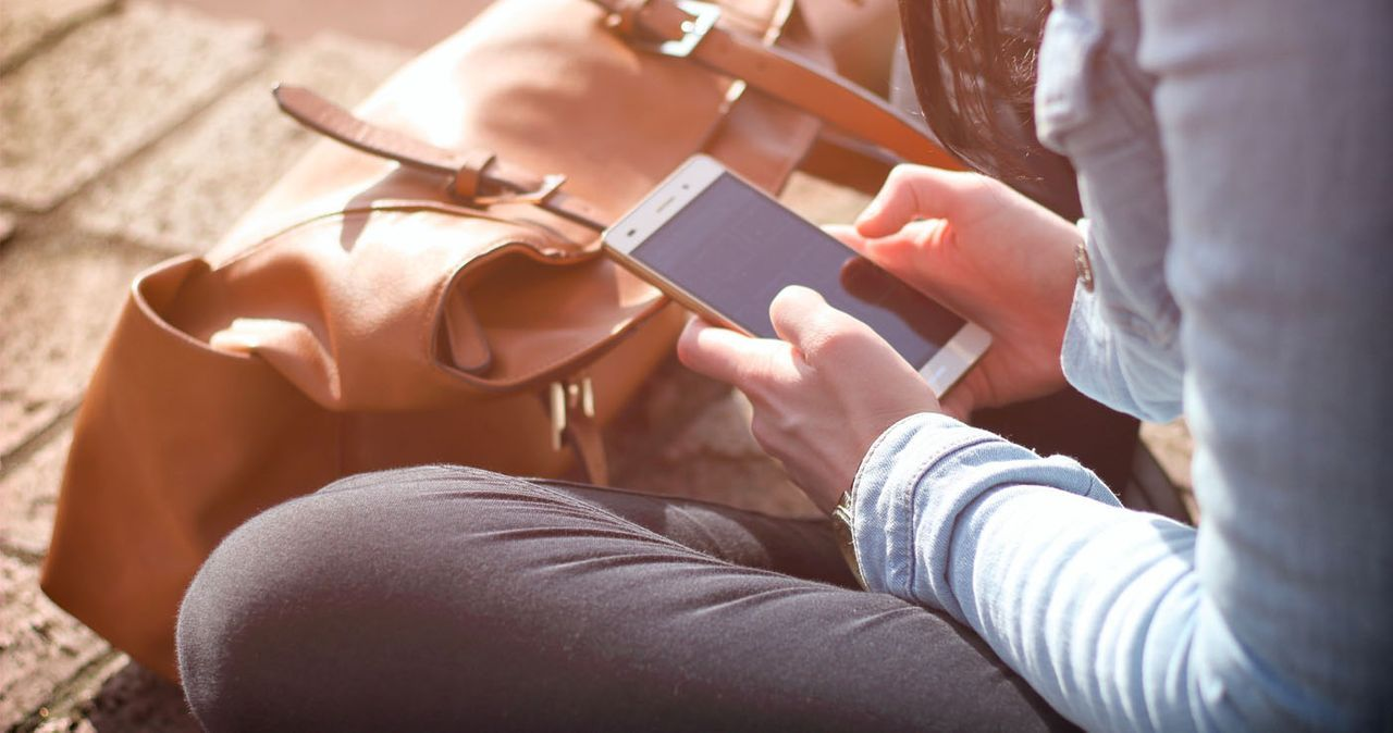 รูปภาพแสดง สติกเกอร์ของคาเฟ่บนแอพพลิเคชั่น, คุกกี้รูปตัวละคร KAKAO และ แก้วกาแฟแบบเกาหลี, แสดงถึงสไตล์วัฒนธรรมป๊อปที่เป็นที่นิยมในเกาหลีใต้