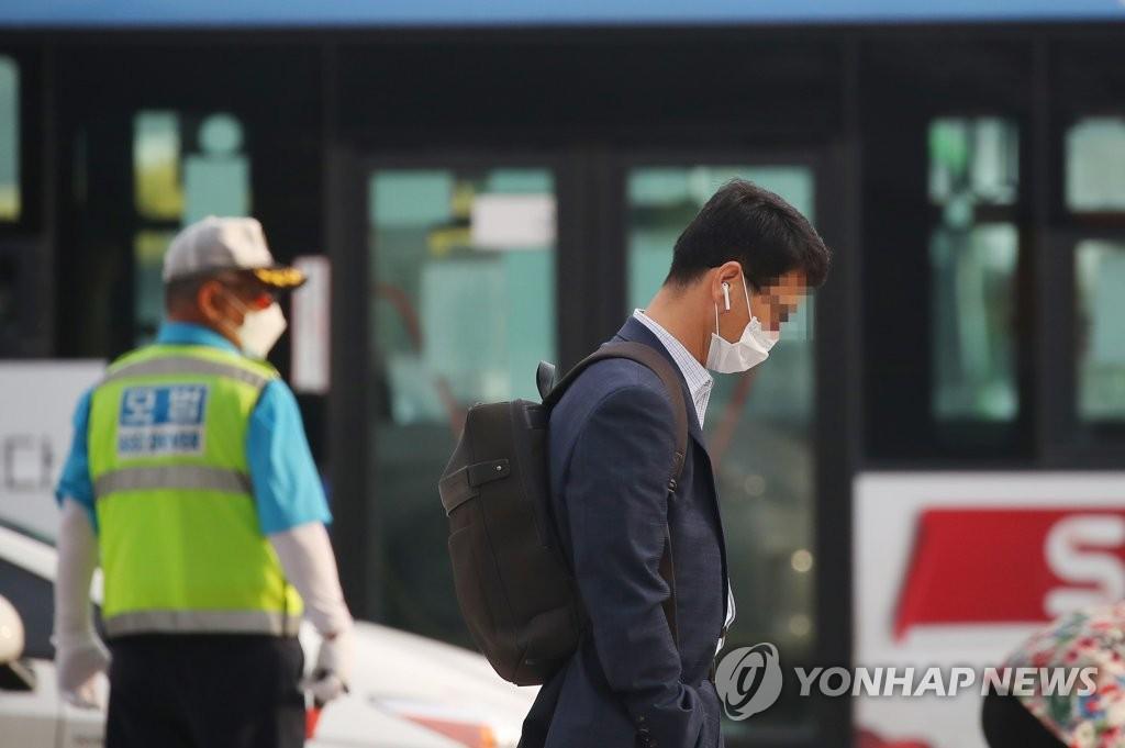 ช่วงสัปดาห์ที่ผ่านมาเกาหลีใต้พบเคสผู้ติดเชื้อรายใหม่ที่ไม่สามารถระบุเส้นทางการติดเชื้อได้ คาดว่าเป็นการติดเชื้อมากกว่า 7 ลำดับ ทำให้ขณะนี้สถานการณ์การแพร่ระบาดอยู่ในภาวะตึงเครียด