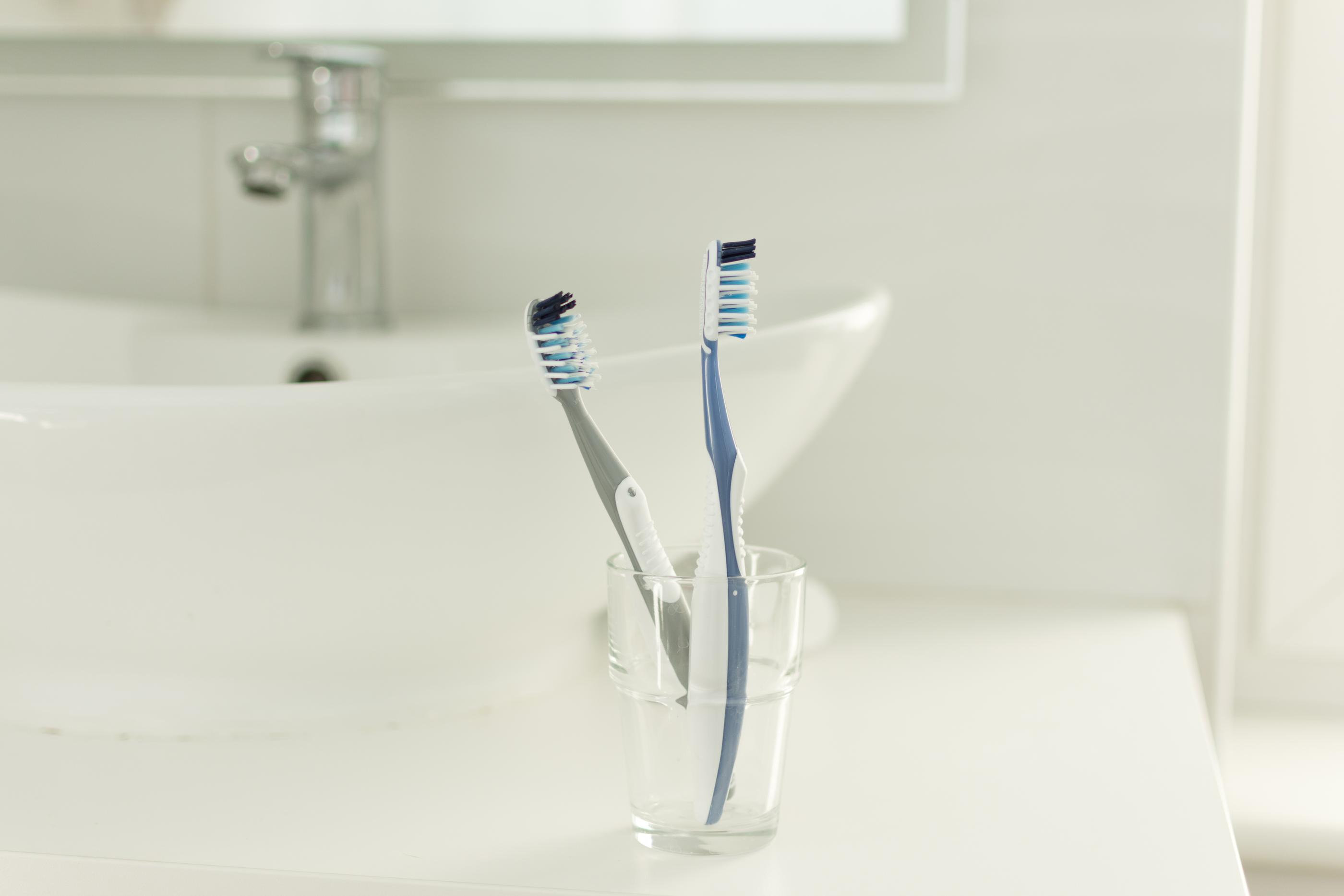 香港常見的牙刷漱口杯，方便於洗手間中使用。