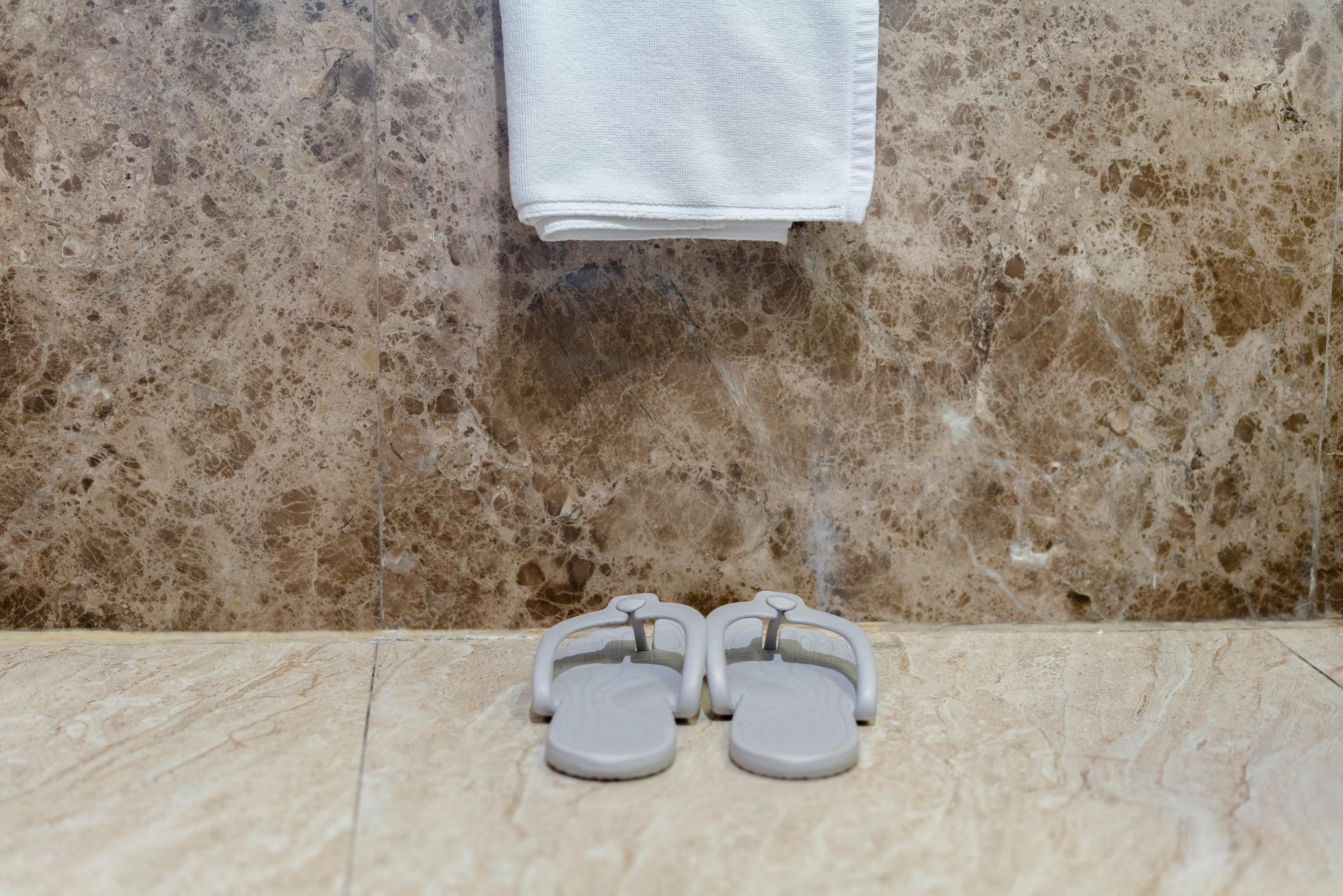 放於韓國浴室中的拖鞋，僅在洗手間使用，保持室內清潔。