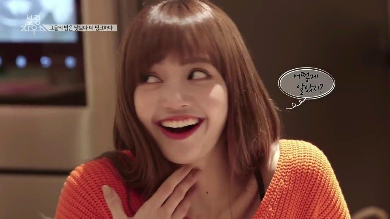 ภาพถ่ายของผู้หญิงสวมเสื้อถักสีส้มในสตูดิโอ, บรรยากาศการถ่ายทำและการสนทนาในสถานที่ในร่ม