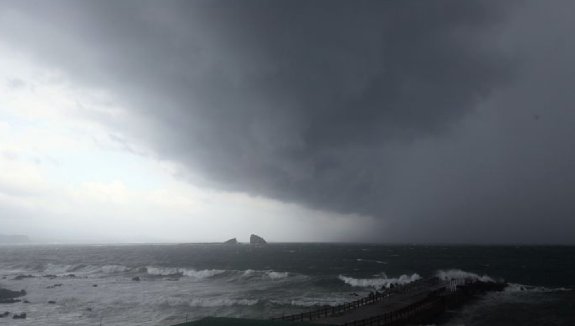 濟州島海岸上的巨型黑色雨雲，緊迫的天氣預示著巴威颱風的嚴重性，海面風浪顯得危險逼近。