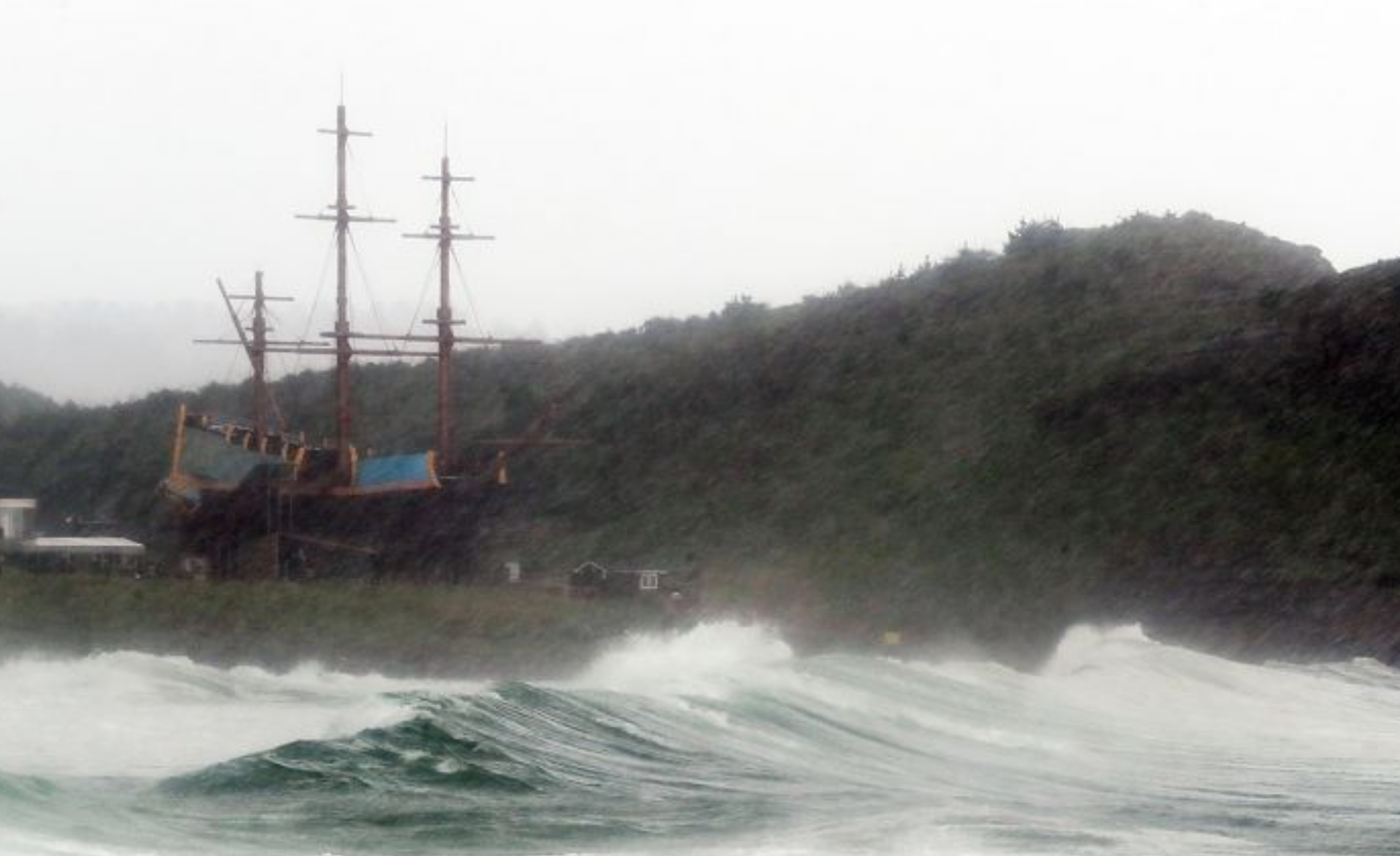 濟州島海岸，巴威颱風來襲中的船隻和海浪狀況，陰鬱的天空伴隨著猛烈的風和雨。