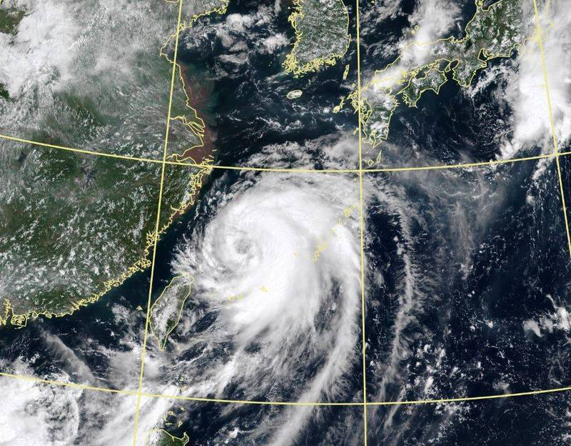第八號颱風巴威衛星圖片，顯示颱風在臺灣附近的雲系結構，颱風即將北上接近韓國和中國東北地區。