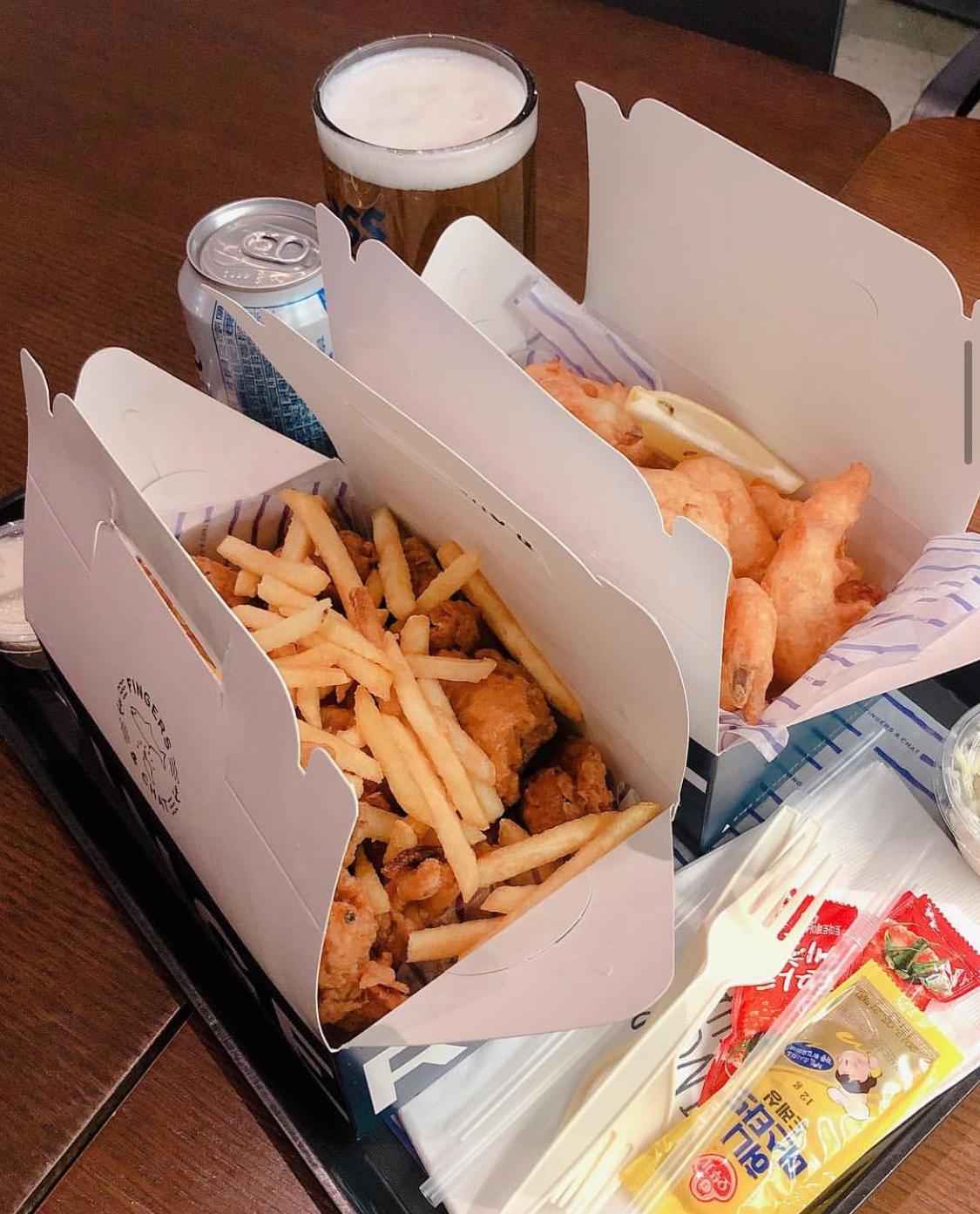 炸雞和薯條餐盒，韓國炸雞配啤酒，搭配户外夜景享受。